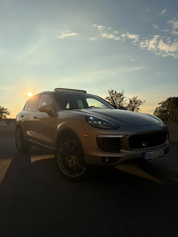 Porsche Cayenne с «прошлым»: роскошь в коричневом цвете и вопрос цены